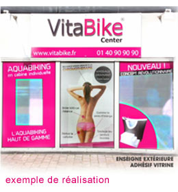 Exemple de vitrine avec lettres adhésives à Paris